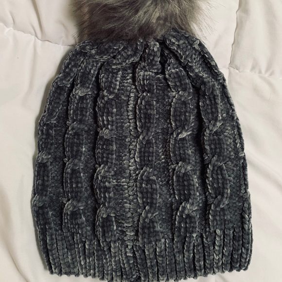 🌵Gray Chenille Pom Pom Beanie - Picture 4 of 5